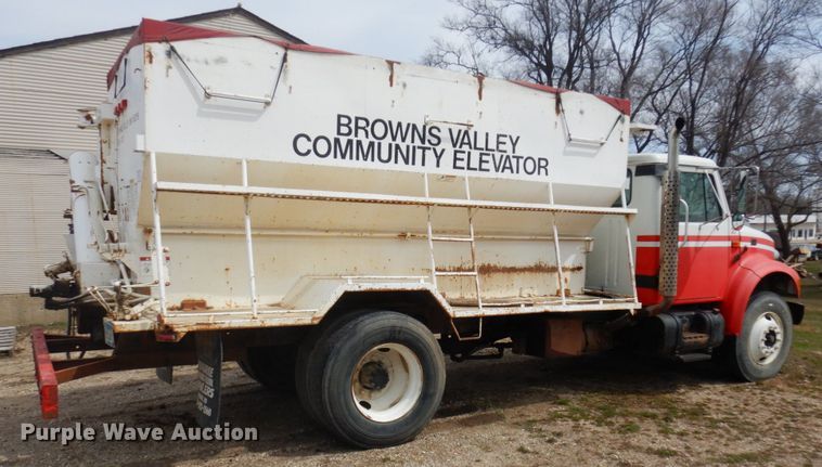 image for item MF9575 2001 International 4700  feed delivery truck