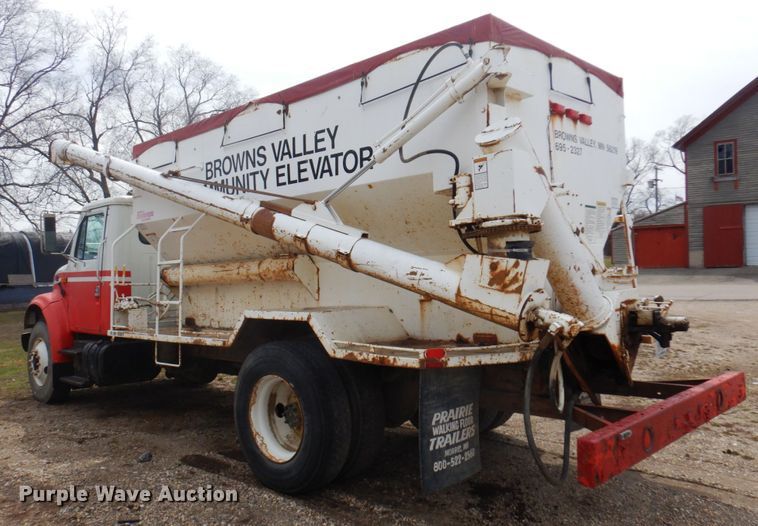 image for item MF9575 2001 International 4700  feed delivery truck