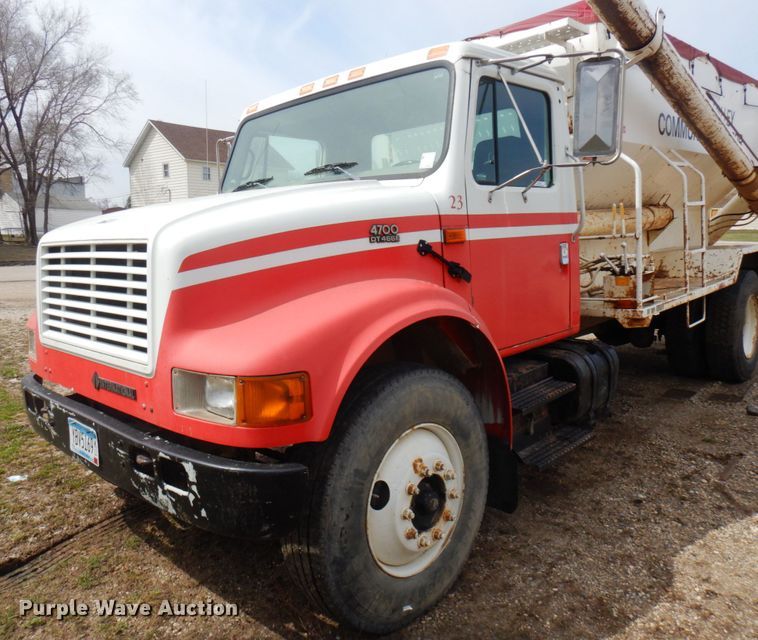 image for item MF9575 2001 International 4700  feed delivery truck