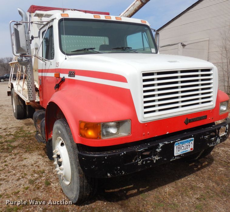 image for item MF9575 2001 International 4700  feed delivery truck