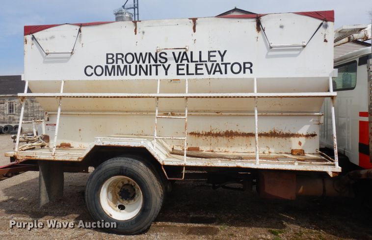 image for item MF9575 2001 International 4700  feed delivery truck