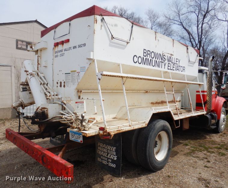 image for item MF9575 2001 International 4700  feed delivery truck