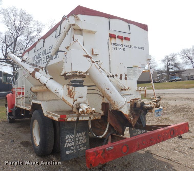 image for item MF9575 2001 International 4700  feed delivery truck