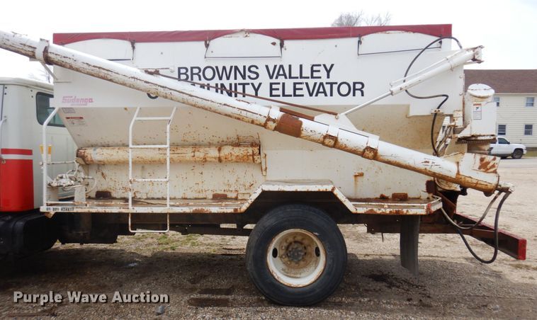 image for item MF9575 2001 International 4700  feed delivery truck