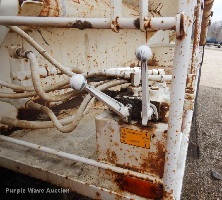 image for item MF9575 2001 International 4700  feed delivery truck