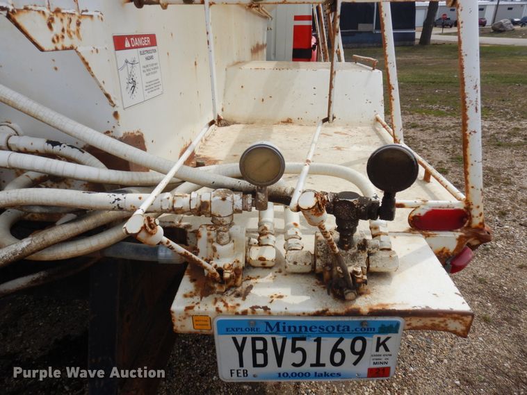 image for item MF9575 2001 International 4700  feed delivery truck