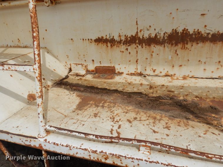 image for item MF9575 2001 International 4700  feed delivery truck