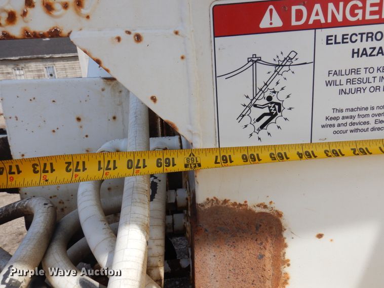 image for item MF9575 2001 International 4700  feed delivery truck