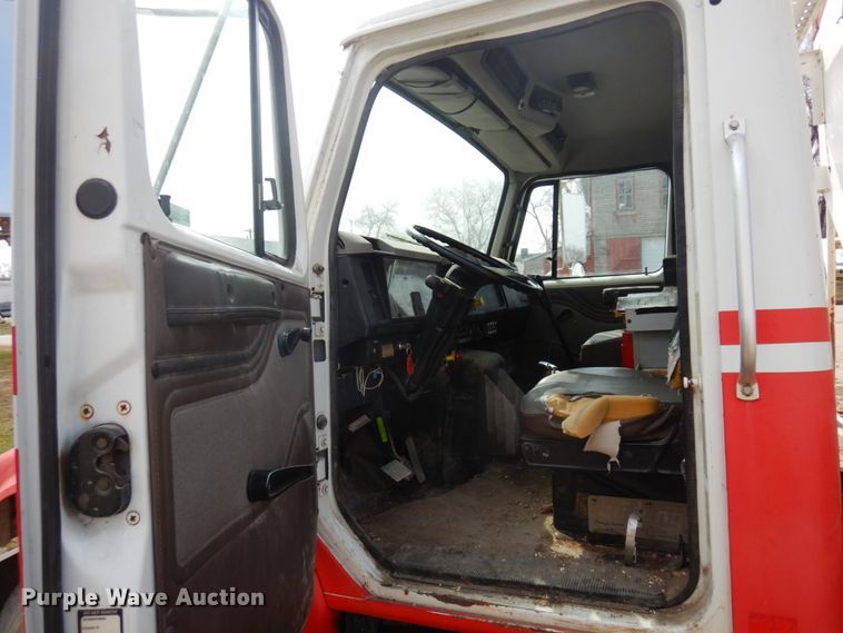 image for item MF9575 2001 International 4700  feed delivery truck