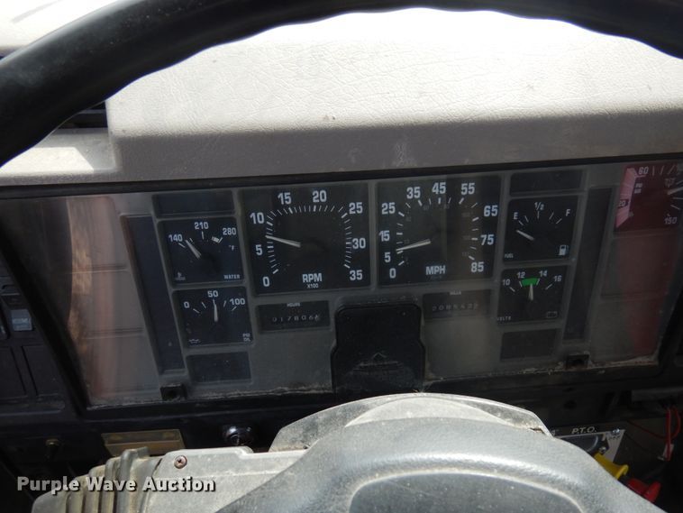 image for item MF9575 2001 International 4700  feed delivery truck