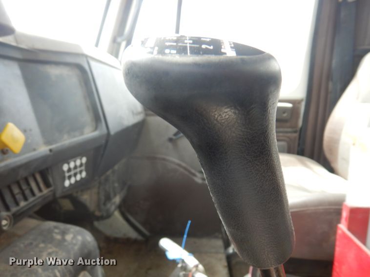 image for item MF9575 2001 International 4700  feed delivery truck