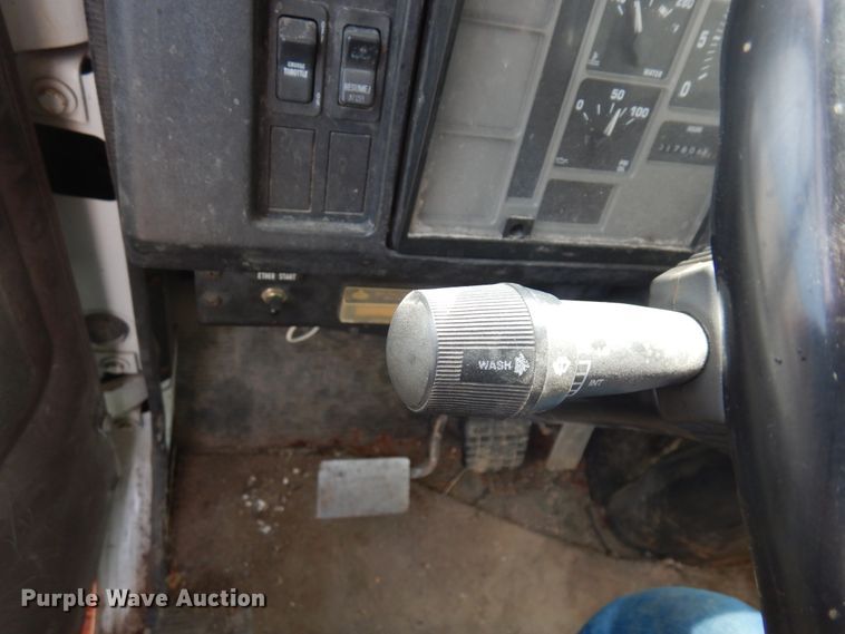 image for item MF9575 2001 International 4700  feed delivery truck