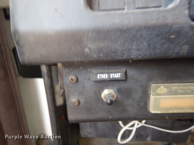 image for item MF9575 2001 International 4700  feed delivery truck