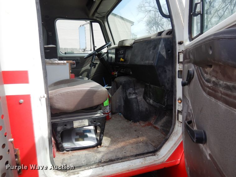 image for item MF9575 2001 International 4700  feed delivery truck