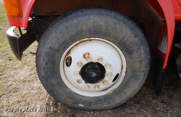 image for item MF9575 2001 International 4700  feed delivery truck