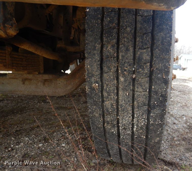 image for item MF9575 2001 International 4700  feed delivery truck