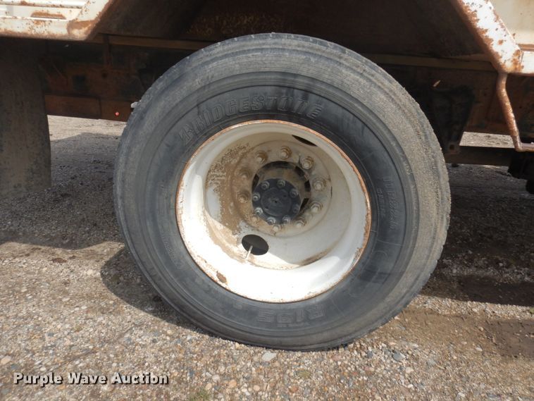 image for item MF9575 2001 International 4700  feed delivery truck