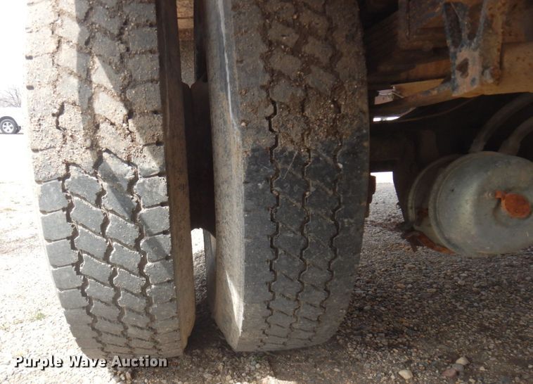 image for item MF9575 2001 International 4700  feed delivery truck