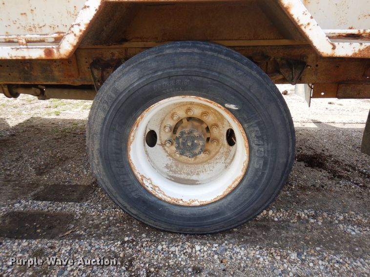 image for item MF9575 2001 International 4700  feed delivery truck