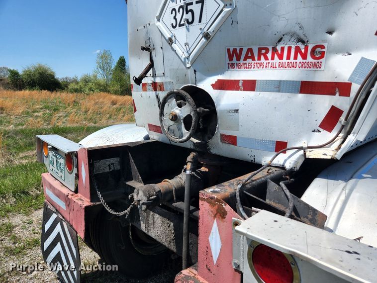 image for item DI1211 1981 Fruehauf TEH-FE2-R 7000  tank trailer