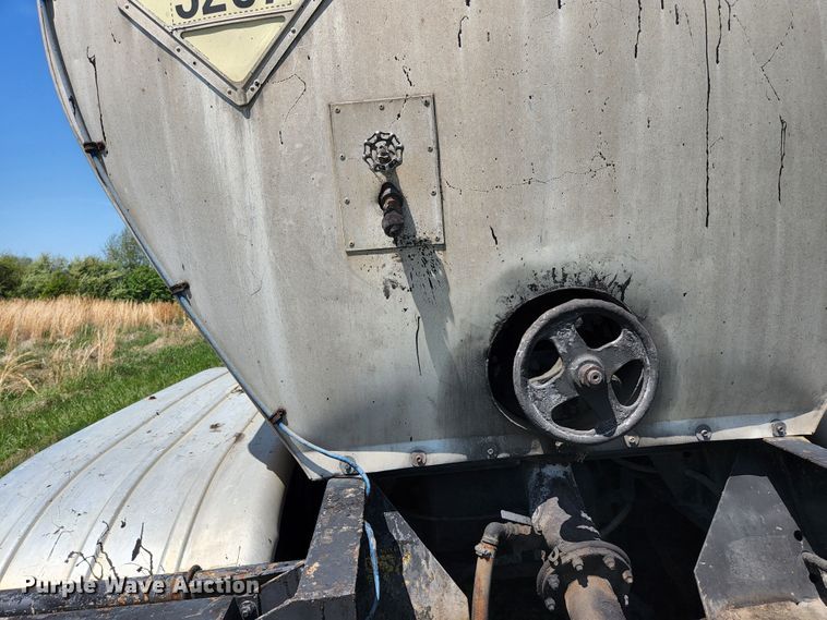 image for item DI1212 1986 Fruehauf TEH-FE2-R 7000  tank trailer