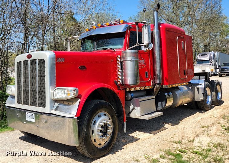 image for item DI1216 2013 Peterbilt 389  semi truck