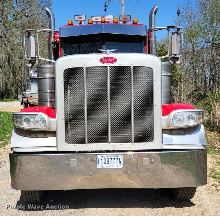 image for item DI1216 2013 Peterbilt 389  semi truck