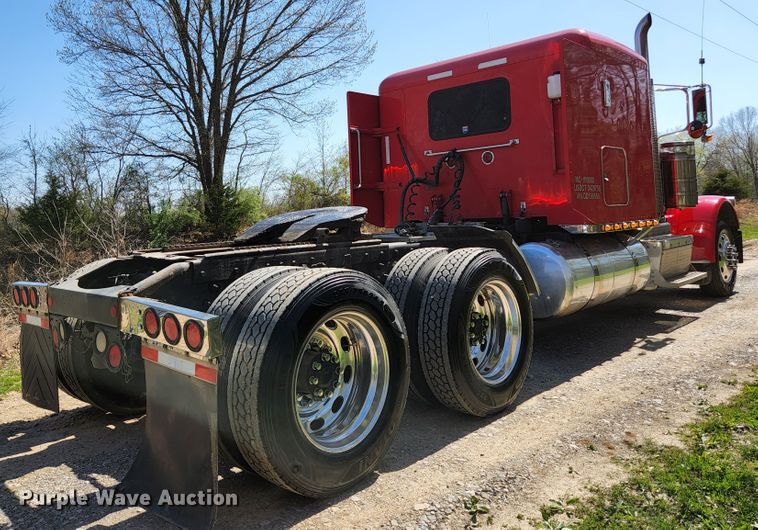 image for item DI1216 2013 Peterbilt 389  semi truck