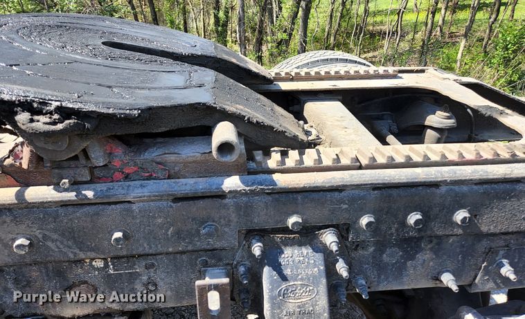 image for item DI1216 2013 Peterbilt 389  semi truck