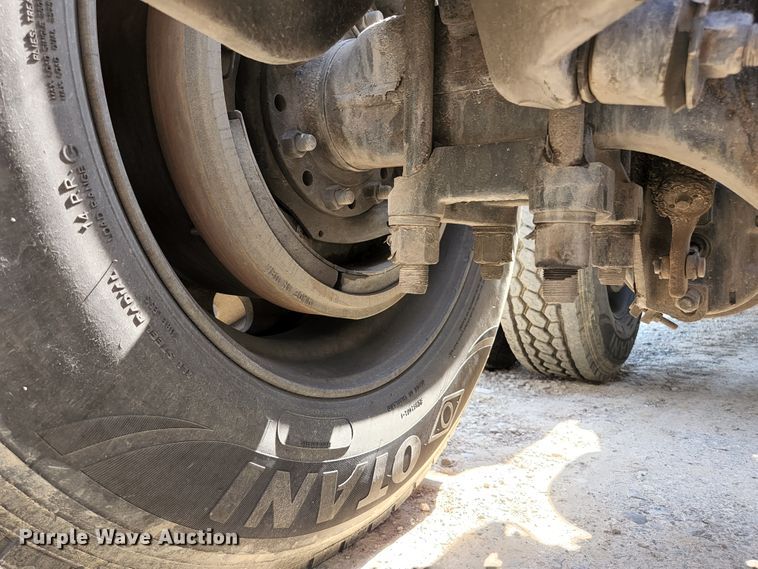 image for item DI1216 2013 Peterbilt 389  semi truck