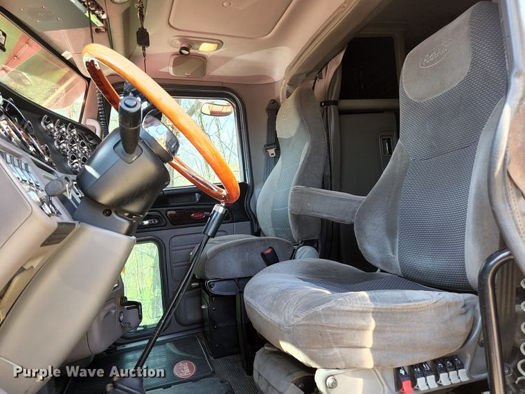 image for item DI1216 2013 Peterbilt 389  semi truck