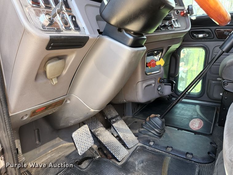 image for item DI1216 2013 Peterbilt 389  semi truck