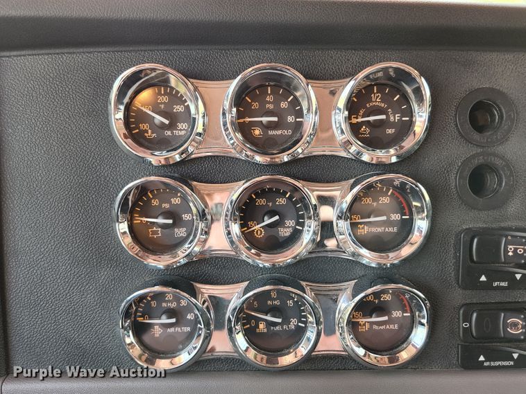 image for item DI1216 2013 Peterbilt 389  semi truck