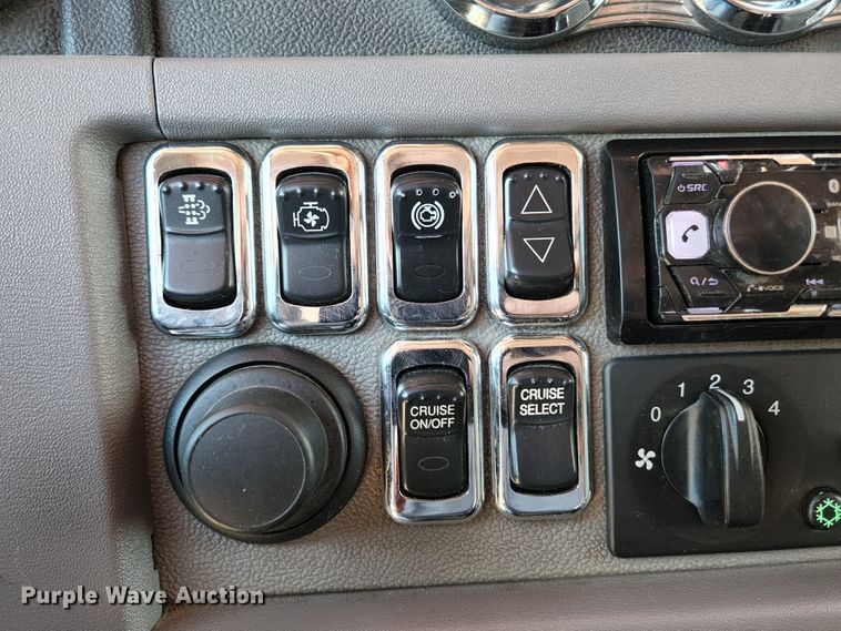 image for item DI1216 2013 Peterbilt 389  semi truck