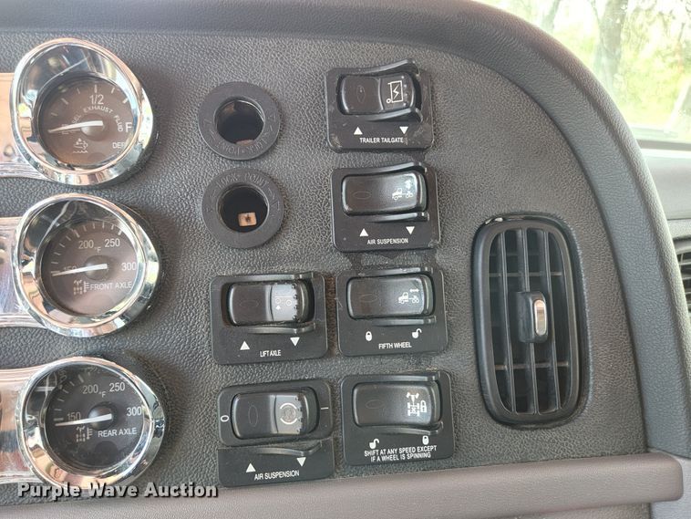 image for item DI1216 2013 Peterbilt 389  semi truck