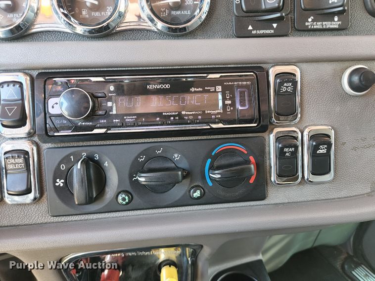 image for item DI1216 2013 Peterbilt 389  semi truck