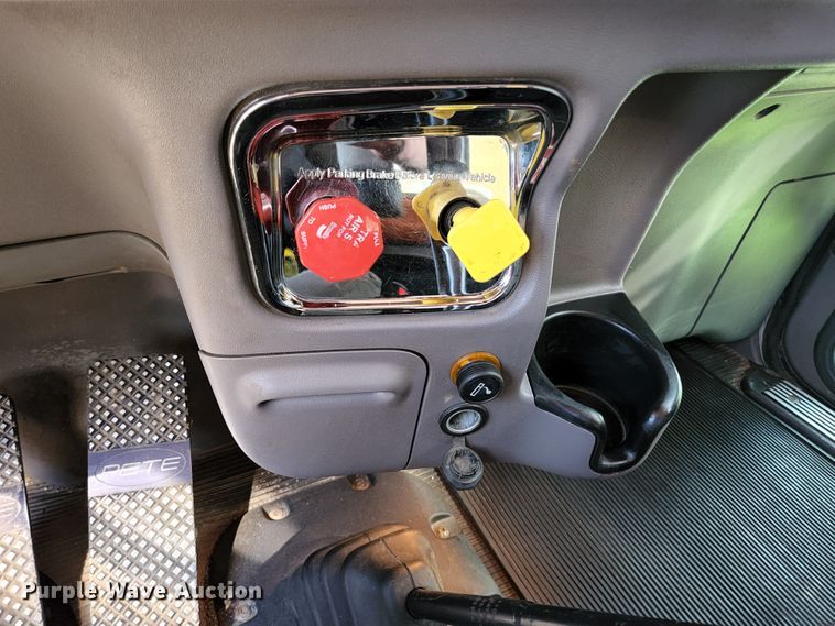 image for item DI1216 2013 Peterbilt 389  semi truck