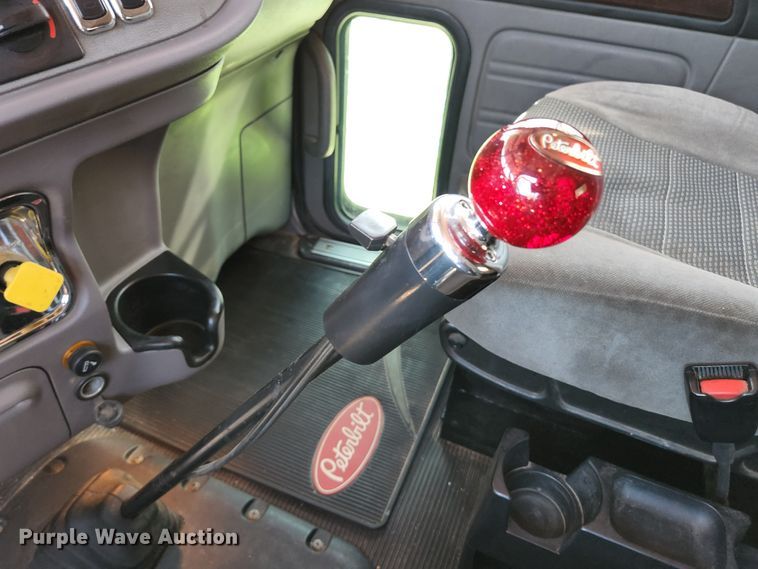 image for item DI1216 2013 Peterbilt 389  semi truck