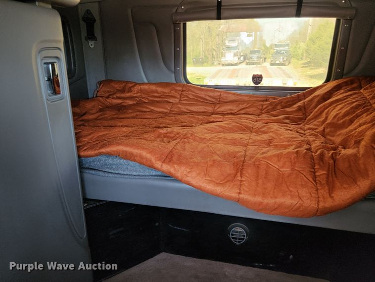 image for item DI1216 2013 Peterbilt 389  semi truck