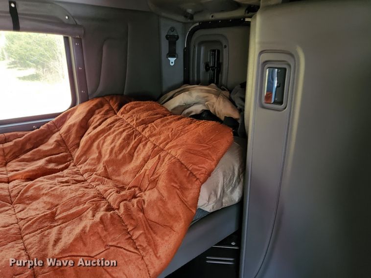 image for item DI1216 2013 Peterbilt 389  semi truck