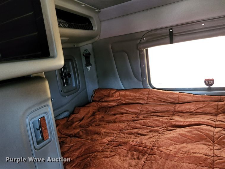 image for item DI1216 2013 Peterbilt 389  semi truck