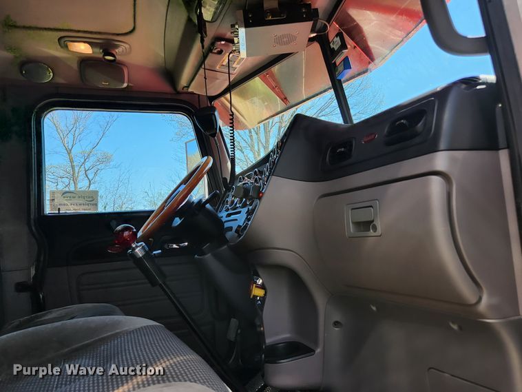 image for item DI1216 2013 Peterbilt 389  semi truck