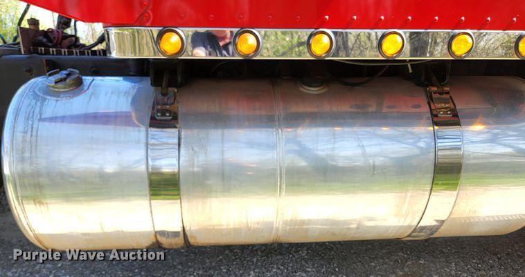 image for item DI1216 2013 Peterbilt 389  semi truck