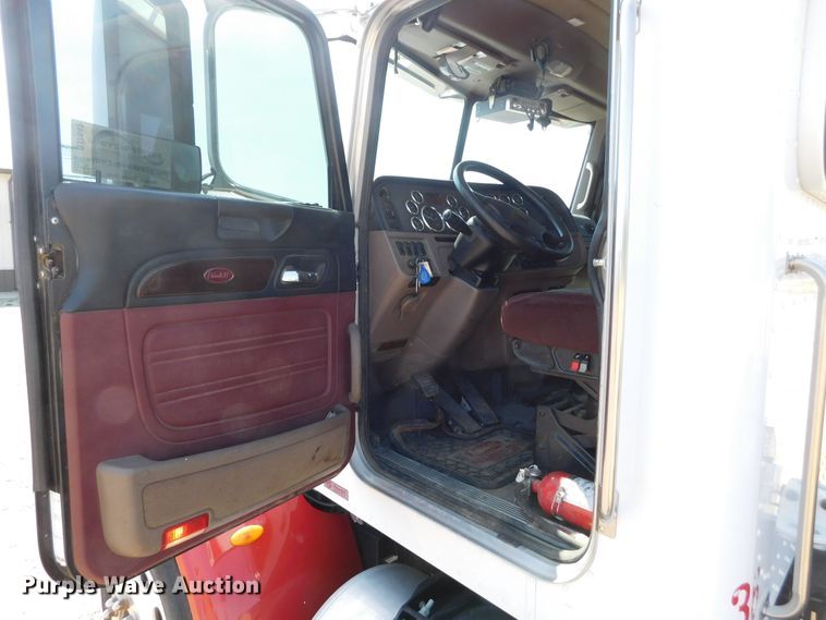 image for item DJ7643 2014 Peterbilt 367  semi truck