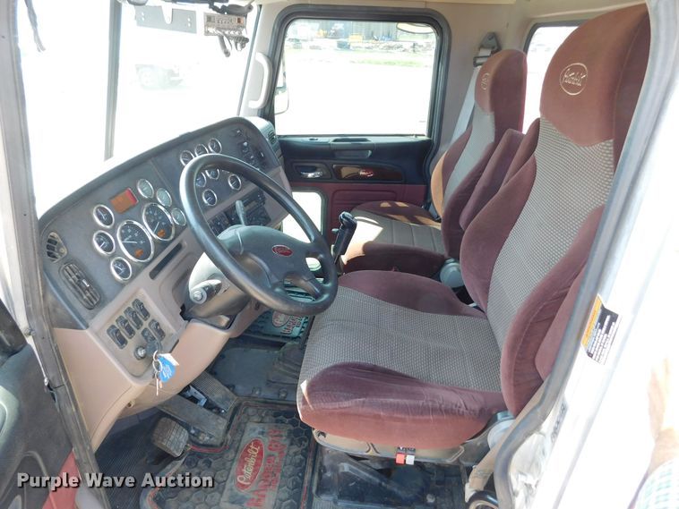 image for item DJ7643 2014 Peterbilt 367  semi truck