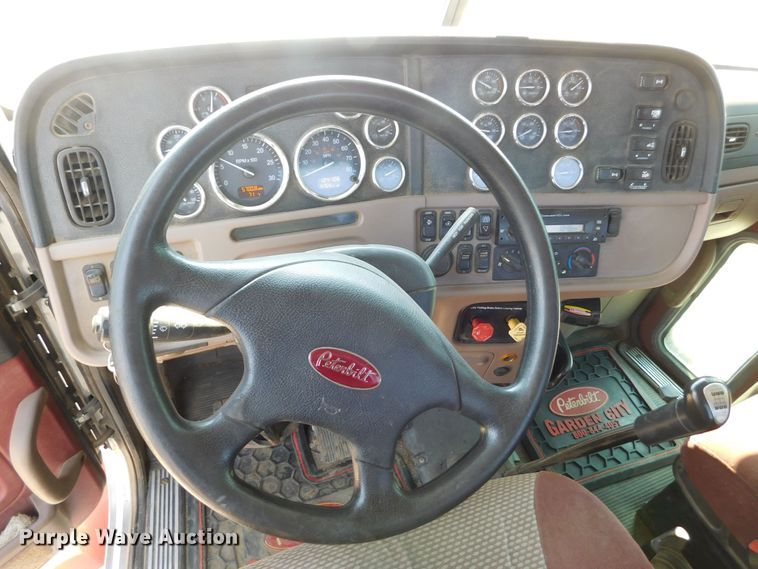 image for item DJ7643 2014 Peterbilt 367  semi truck