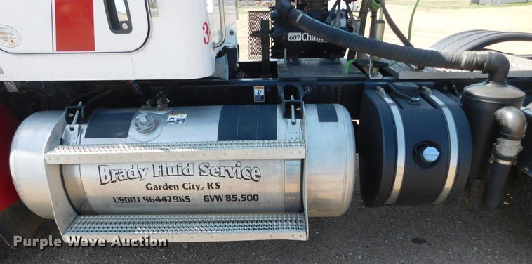 image for item DJ7643 2014 Peterbilt 367  semi truck