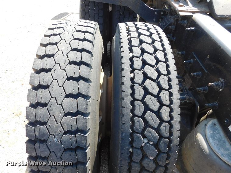 image for item DJ7643 2014 Peterbilt 367  semi truck