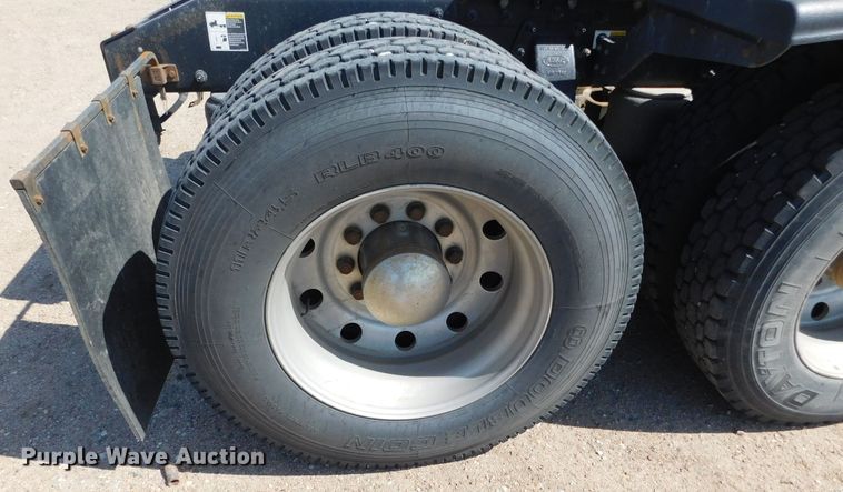 image for item DJ7643 2014 Peterbilt 367  semi truck