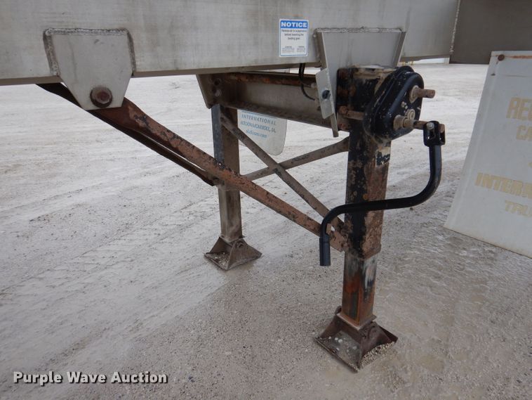 image for item DK1996 2009 CEI Pacer  feed delivery trailer